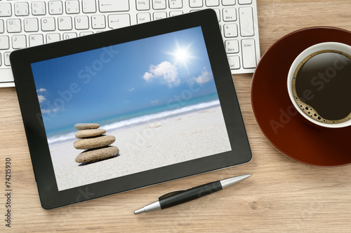 Tablet PC mit Landschaft / Urlaub / Strand