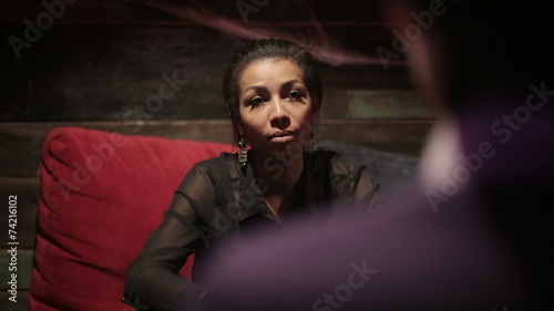 Black woman and white man make dialogue at restaurant.