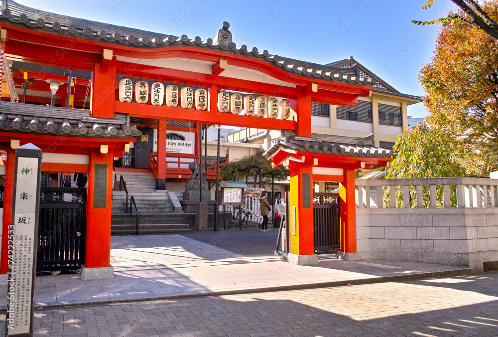 Obraz premium 神楽坂のお寺の入り口