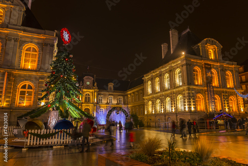 Hotel de ville illuminé au marché de Noël à Amiens (Somme)