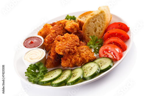 Grilled chicken nuggets and vegetables