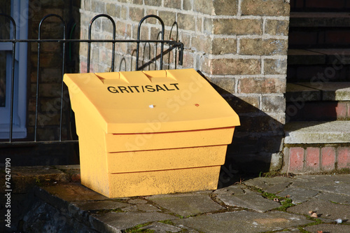 Grit and salt bin