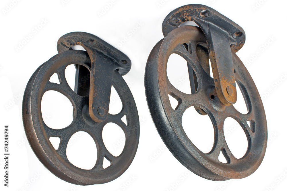 Obraz premium Two old rusty pulley isolated on white