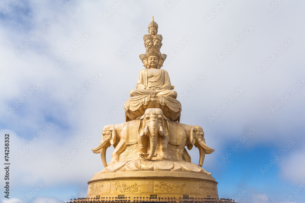 Fototapeta premium The golden buddha statue on top of Emei mountain in China