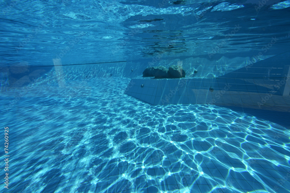 Au fond de la piscine à l'eau bleue lumineuse