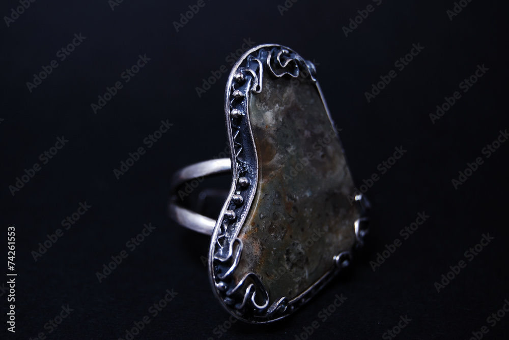 Anello in filigrana d'argento con pietre rare Stock Photo | Adobe Stock