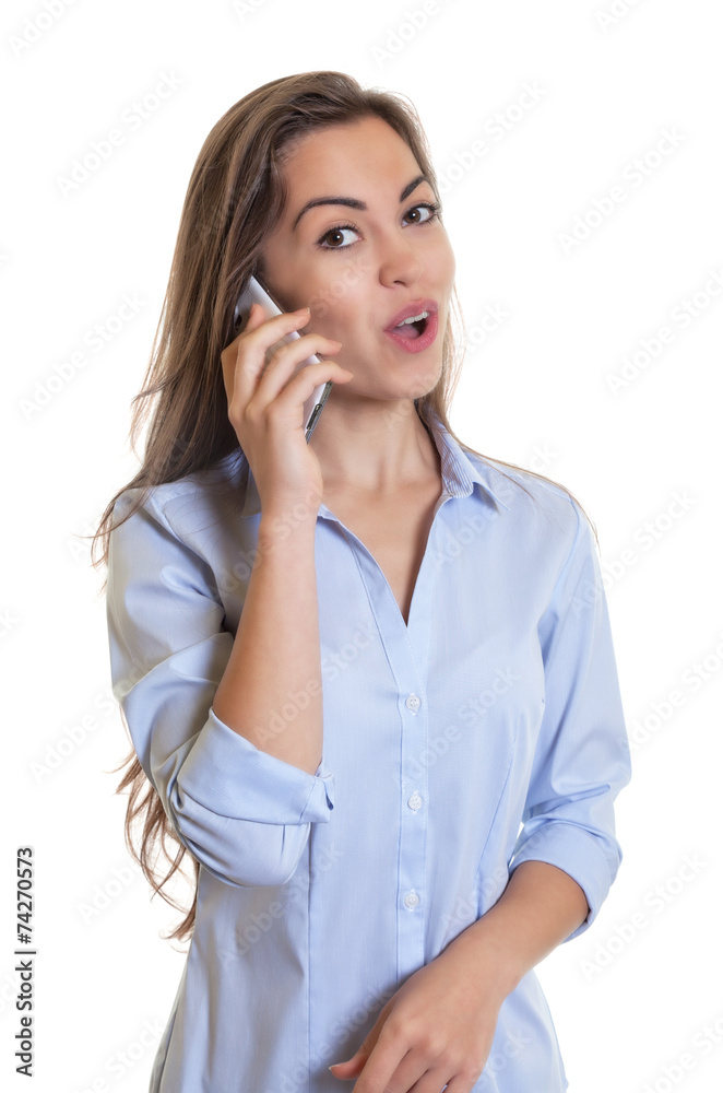 Frau mit langen braunen Haaren telefoniert Frau mit langen braunen Haaren telefoniert