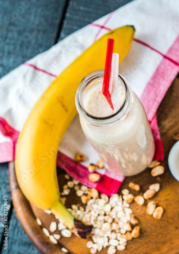 milkshake with banana, oatmeal and peanut paste