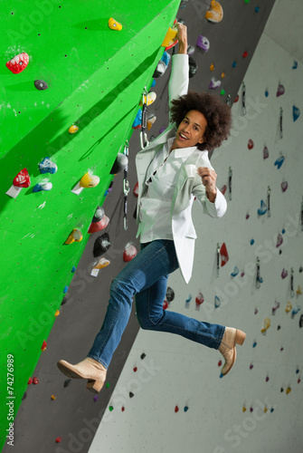 Εκτύπωση καμβά woman on artificial climbing wall