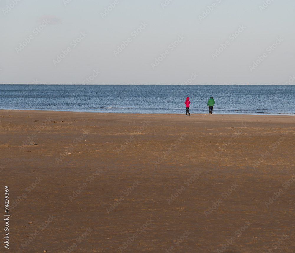 Promeneurs sur la plage