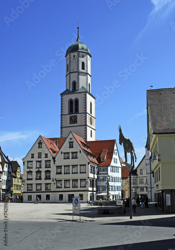 Marktplatz mit Esel-Skulptur und Turm von St.Martin, Biberach photo