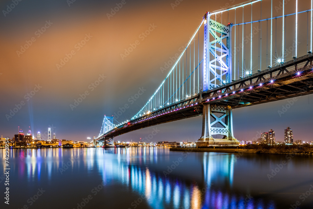 Naklejka premium Ben Franklin Bridge and Philadelphia skyline by night