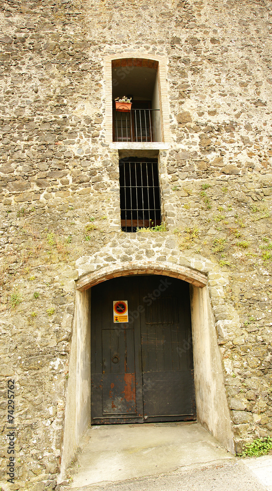 Fachada del castillo de Hostalric, Girona