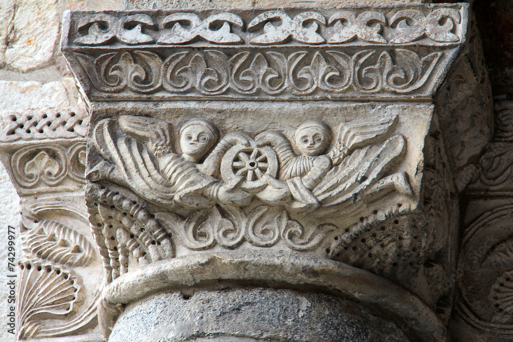 angeli e ruota; capitello atrio basilica S. Ambrogio, Milano