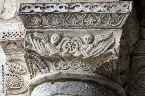 angeli e ruota; capitello atrio basilica S. Ambrogio, Milano