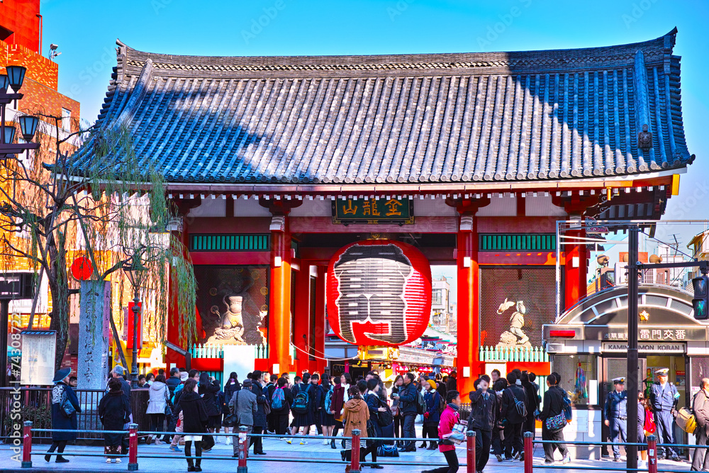 Naklejka premium Świątynia Sensoji Kaminarimon i turyści