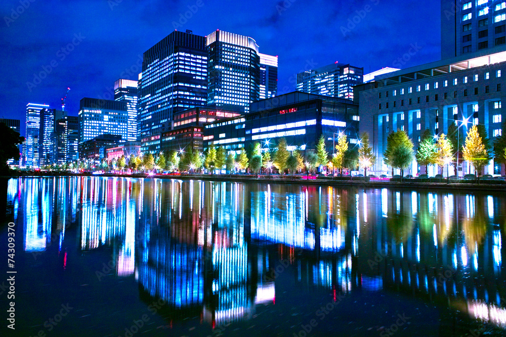 Fototapeta premium 丸の内オフィスビルの夜景