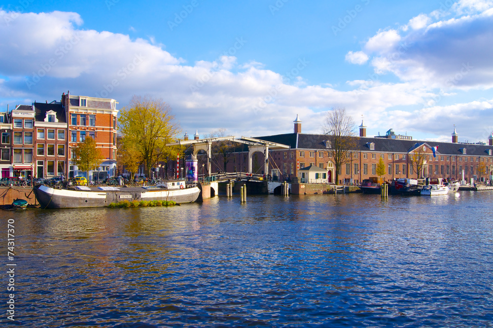 Naklejka premium Amsterdam bridge