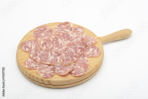 Salchichón cortado en rodajas