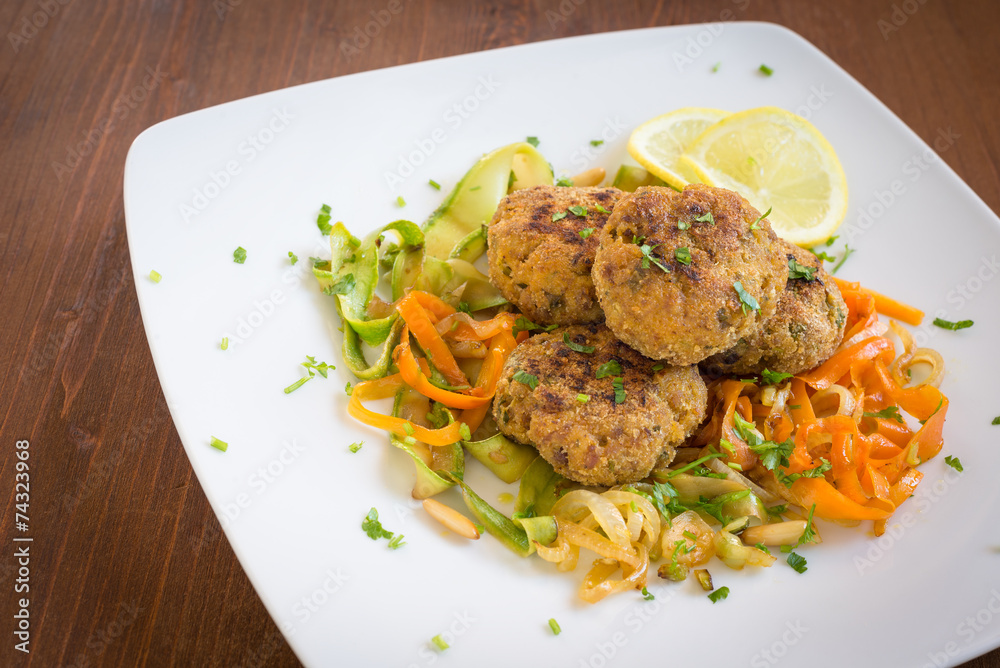 Polpette di manzo con contorno di verdure, cucina italiana Polpette di manzo con contorno di verdure, cucina italiana
