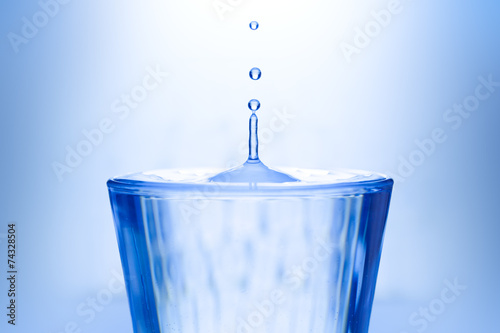 Bere un bicchiere d'acqua