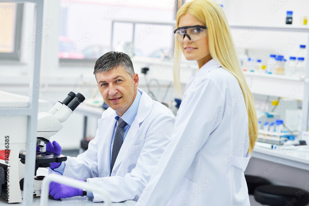 Obraz premium two people working in the laboratory