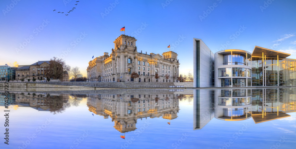 Obraz premium Berliner Reichstag als Panoramafoto