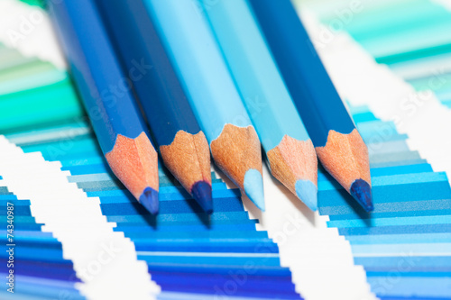 crayons de couleurs bleu sur un nuancier de teintes bleues