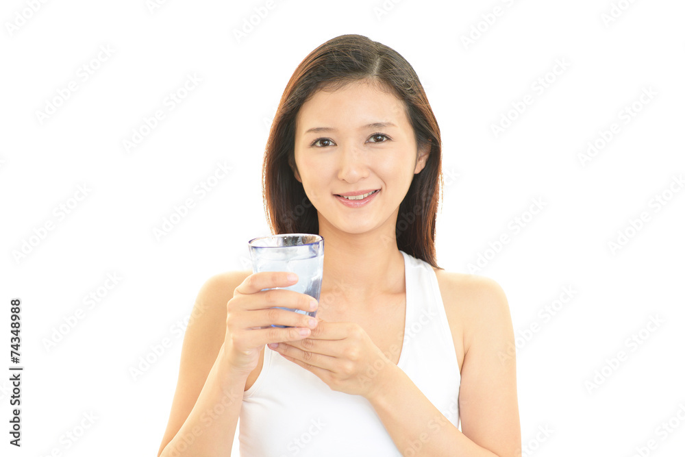 水を飲む笑顔の女性 水を飲む笑顔の女性