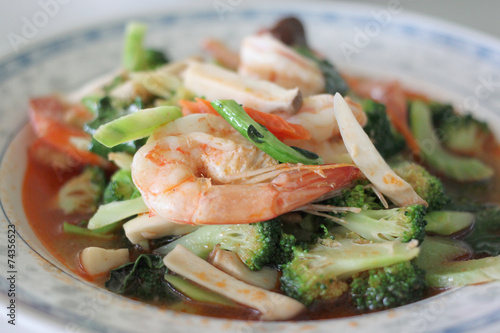 puff shrimps mix broccoli.