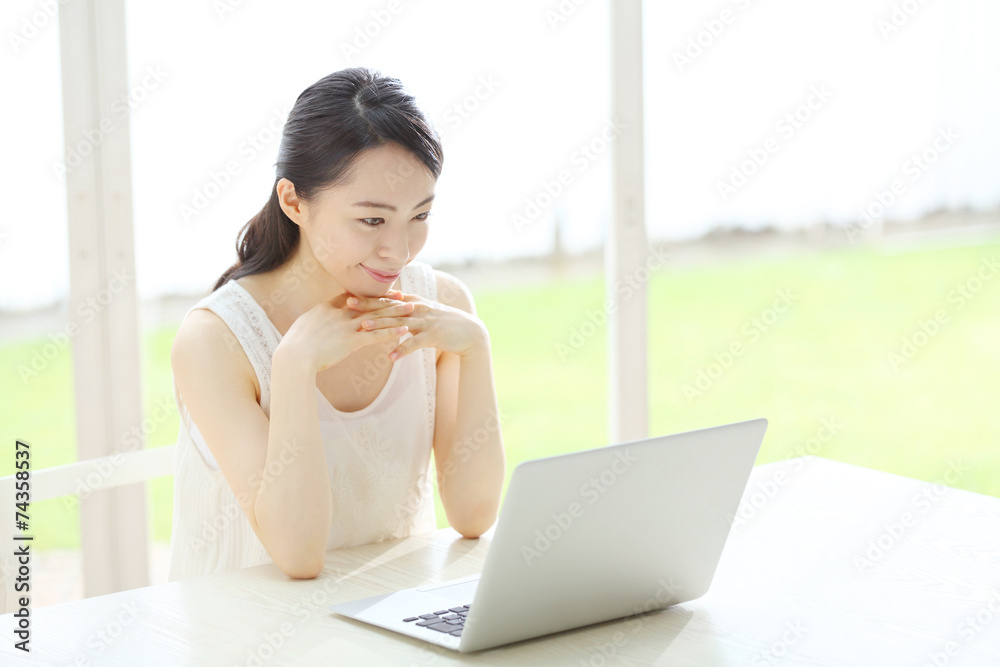 ノートパソコン・若い女性 ノートパソコン・若い女性