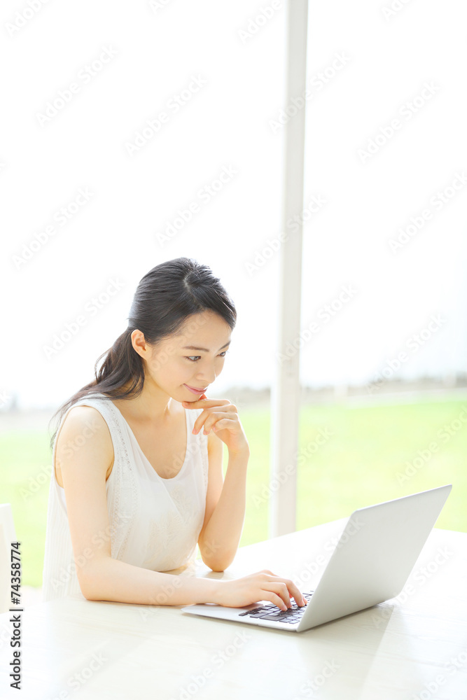 ノートパソコン・若い女性