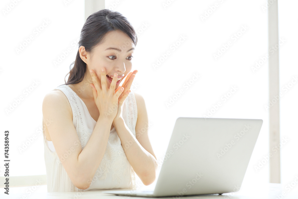 ノートパソコン・若い女性