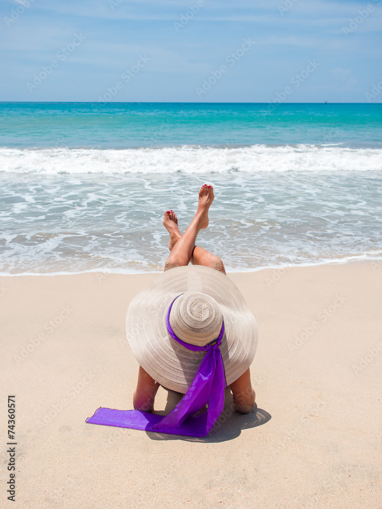 Fototapeta premium girl sitting on a tropical beach