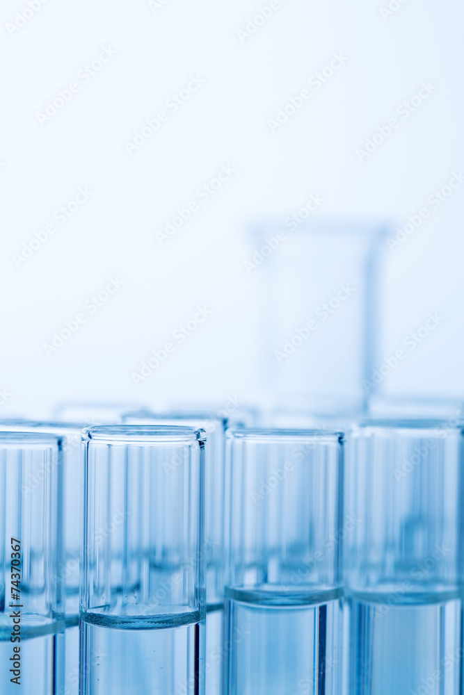 Laborgläser bei Versuch in Chemie Labor Laborgläser bei Versuch in Chemie Labor