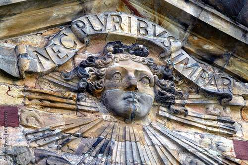 NEC PLURIBUS IMPAR