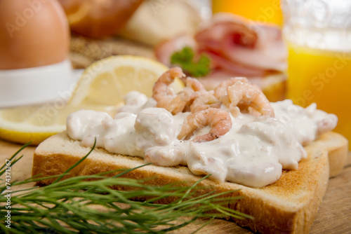 Toastbroat mit Krabbensalat, Nordseekrabben,Dill und Zitrone photo