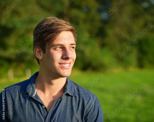 Portrait eine glücklichen jungen Mannes in der Natur