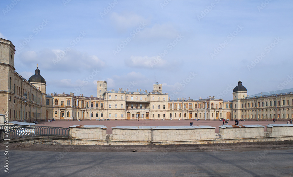 Вид на Большой Гатчинский дворец апрельским днем