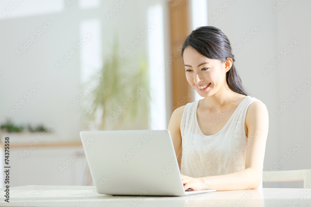 パソコン・若い女性 パソコン・若い女性