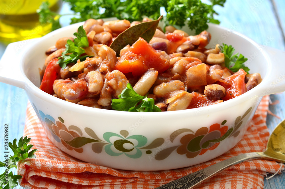 Ragout from beans with bell pepper and onion.