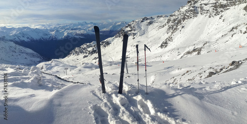 ski plantés dans la neige © coco
