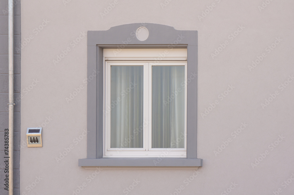Helles Kunststofffenster mit Rollladen in grauer Fassade Stock Photo |  Adobe Stock