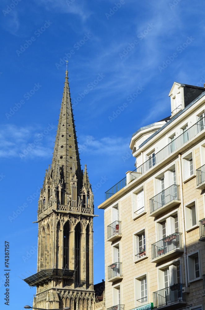 Vieux clocher et immeuble d'après-guerre (Normandie) Vieux clocher et immeuble d'après-guerre (Normandie)
