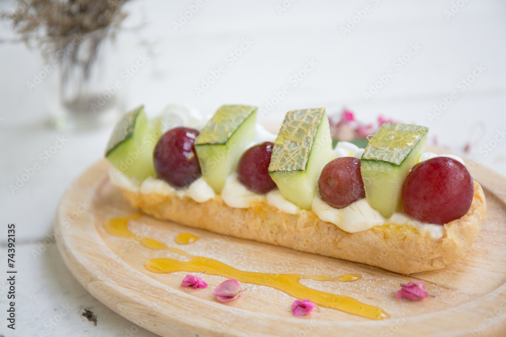 Choux cream with fruit Choux cream with fruit