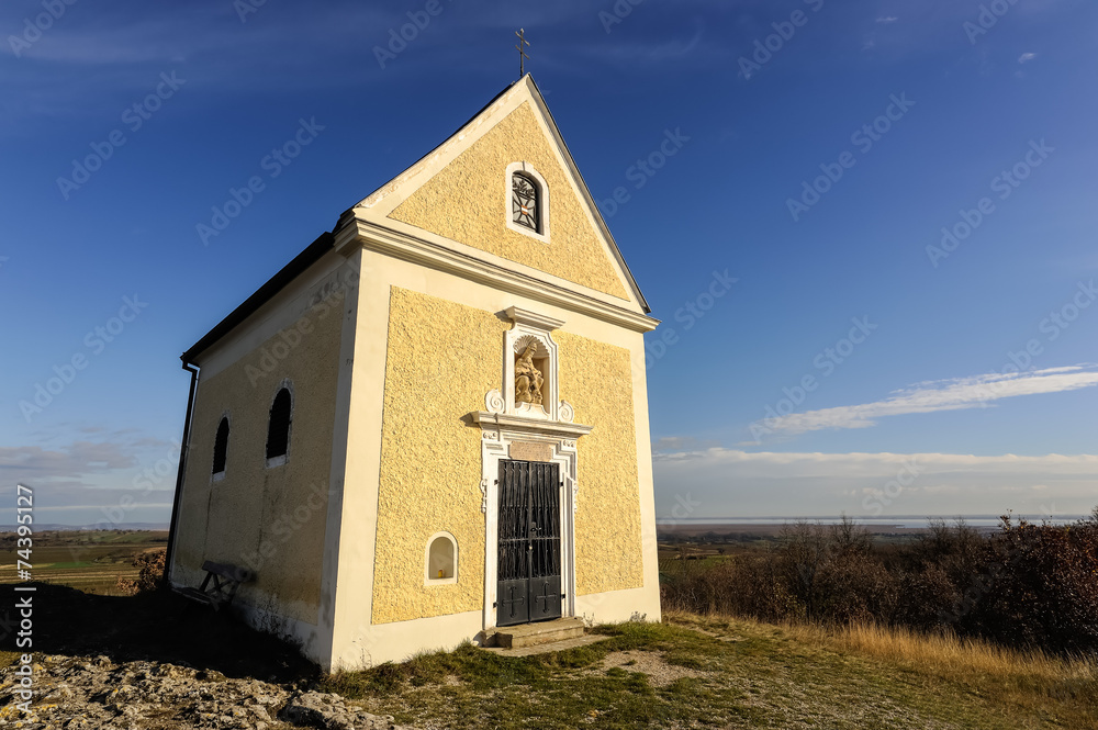 Kleine gelbe Kapelle auf einer Anhöhe