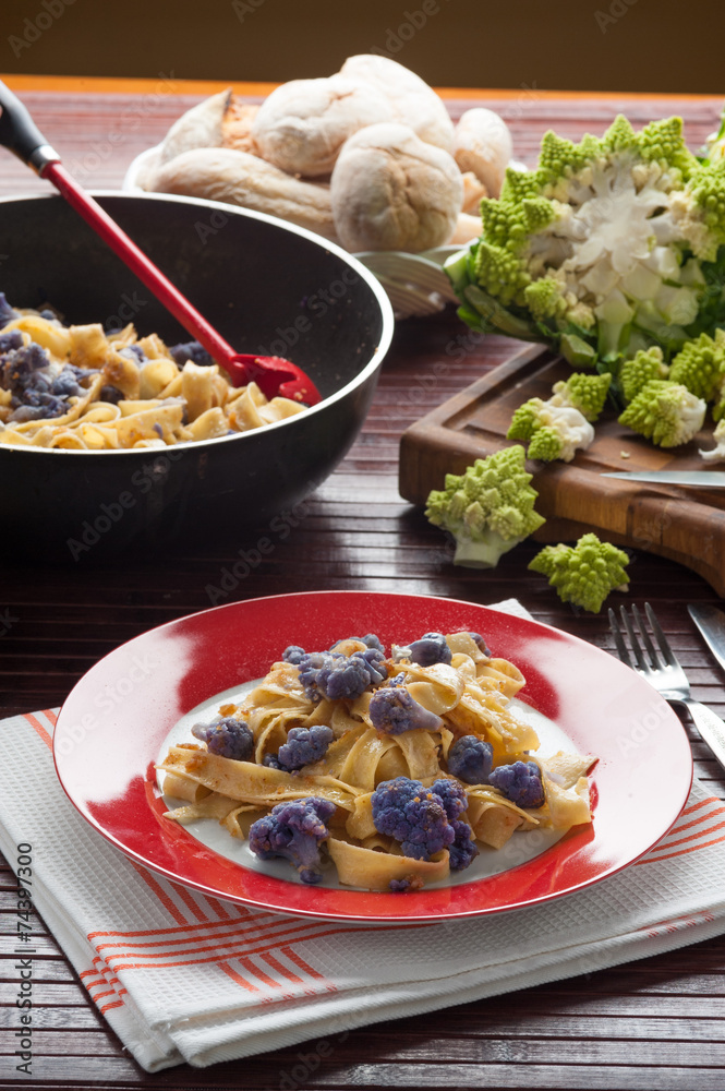 Pappardelle al sugo di cavolfiore viola blu Pappardelle al sugo di cavolfiore viola blu