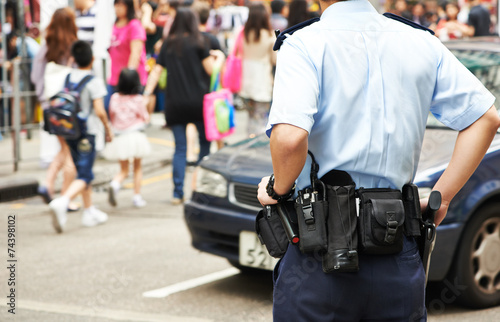 Fotografija city security. policeman in the street