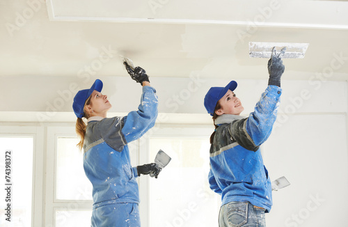 Plastererst at indoor ceiling work