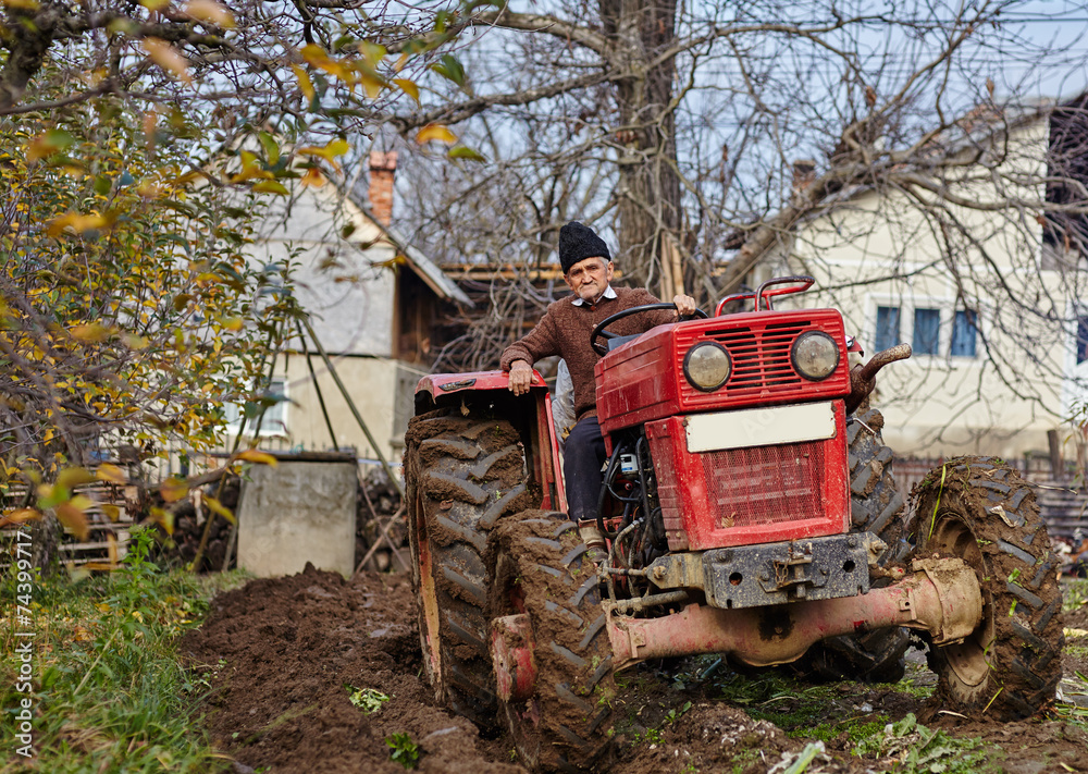Obraz premium Senior farmer plowing